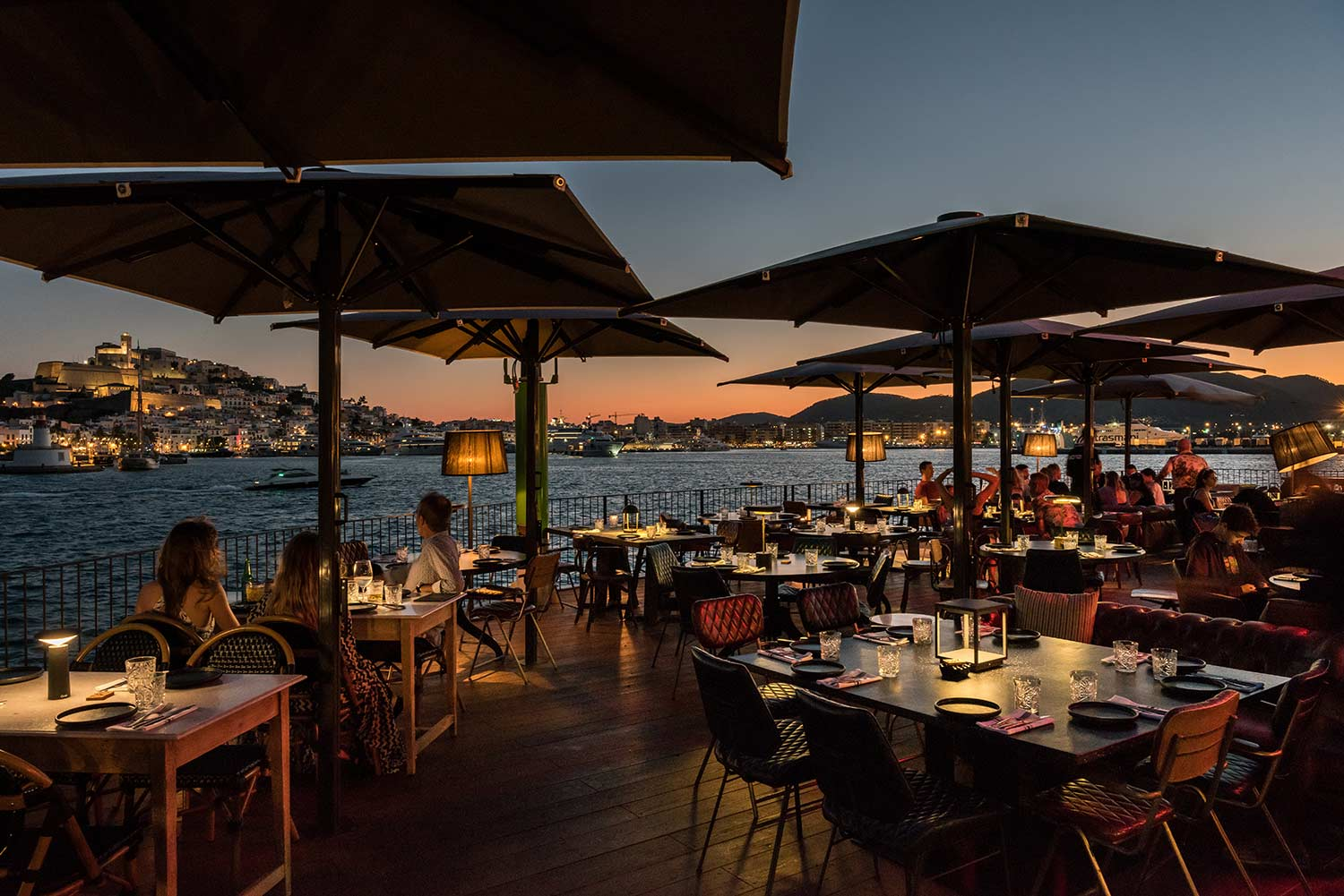 Terrasse de La Lanterne au coucher du soleil, face au port et à la mer