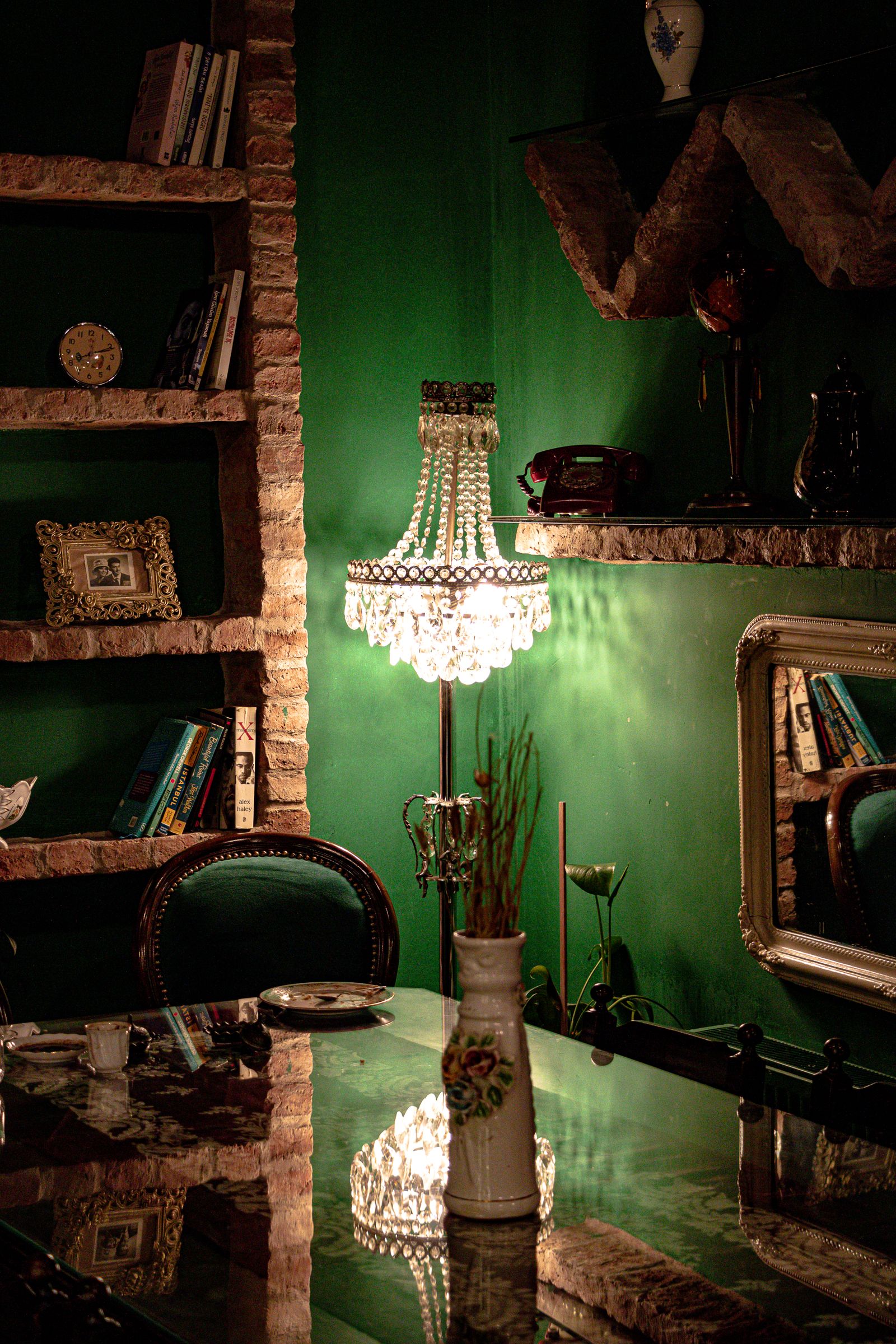 Intérieur avec mur d'accent peint
