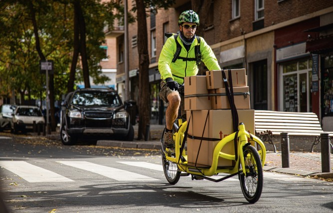 Coursier Sprint Logistics en vélo-cargo, livraison urbaine Nice